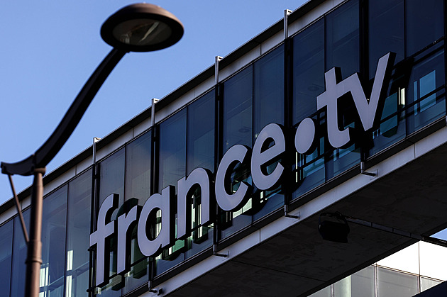 Nejen ČT. Tlaku nacionalistů a škrtům čelí veřejnoprávní média po celé Evropě