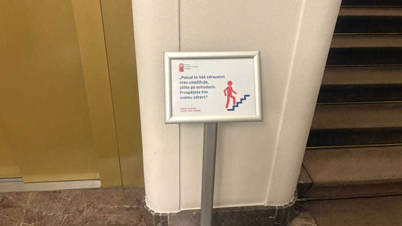 Motorista Šťastný rozjel „chodící“ kampaň. Ve Sněmovně nabádá, že schody jsou zdarma