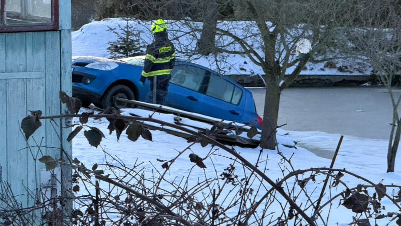 Tragický nález na Benešovsku: Auto sjelo do rybníka, uvnitř se nacházelo mrtvé tělo