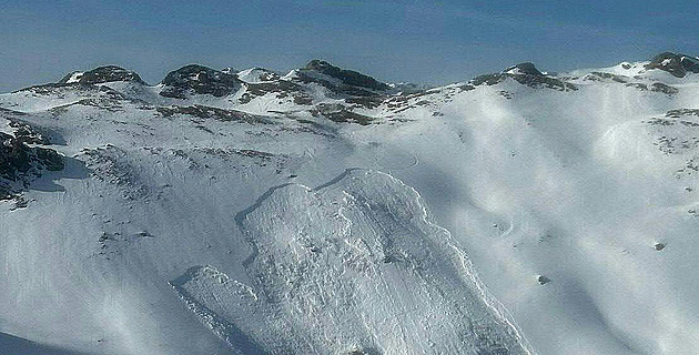 Za den se v rakouských Alpách utrhlo třicet lavin. Zemřeli tři lidé