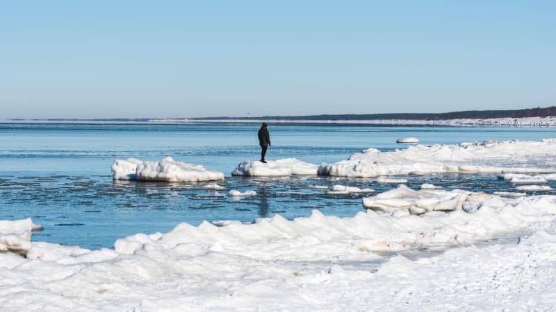 Drama v Baltském moři: Ledová kra uvěznila dva lidi. Záchrana přišla s jeřábem, ukazuje video