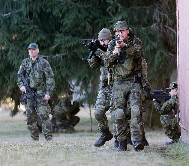 Boj o každý metr v prázdných domech. Aktivní zálohy oživily pístovská kasárna