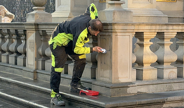 Na svastiku vapkou. Z mariánského sloupu zmizely nasprejované symboly