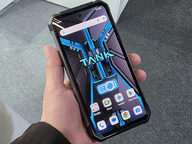 Když ztroskotáte, budete chtít mít tento telefon. Je jako švýcarský nožík