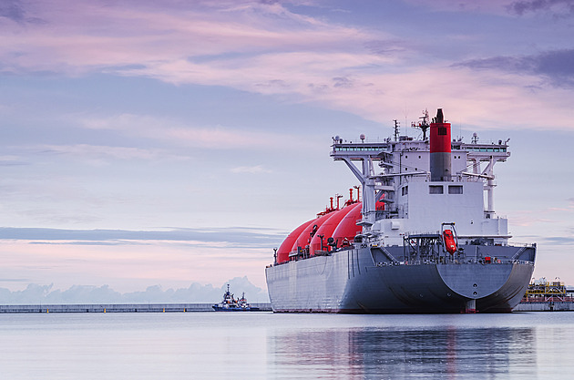 Tankery s LNG mění trasy. Evropa může soupeřit s Asií o dostupné dodávky plynu