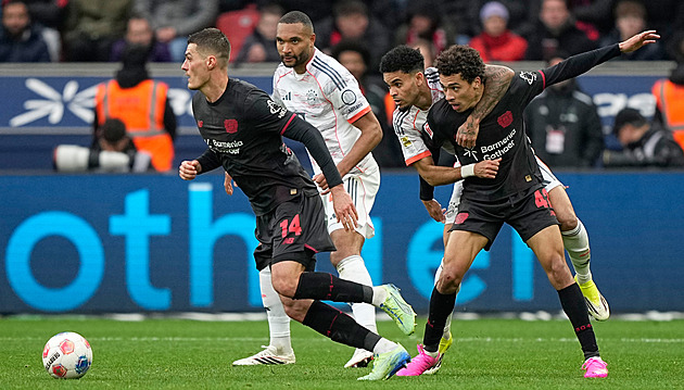 Schickova asistence, dvě červené i zrušené góly. Leverkusen remizoval s Bayernem