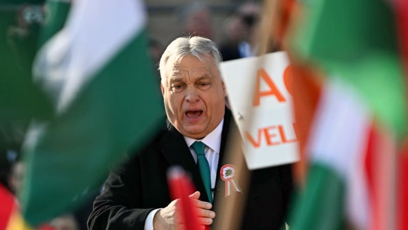 Orbán se opřel do EU a Ukrajiny: Parašutistům z Bruselu vyprášíme kalhoty, vzkázal příznivcům