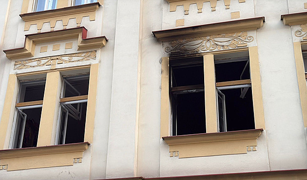 Na Žižkově hořel byt. Mladík před plameny vyskočil z okna a vážně se zranil