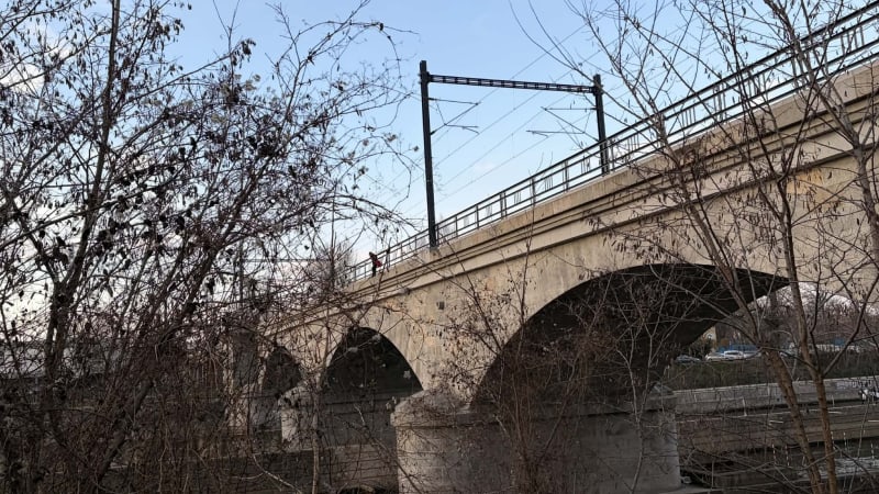 Žena v Praze hrozí sebevraždou skokem z mostu. V akci je policejní vyjednavač, vlaky stojí