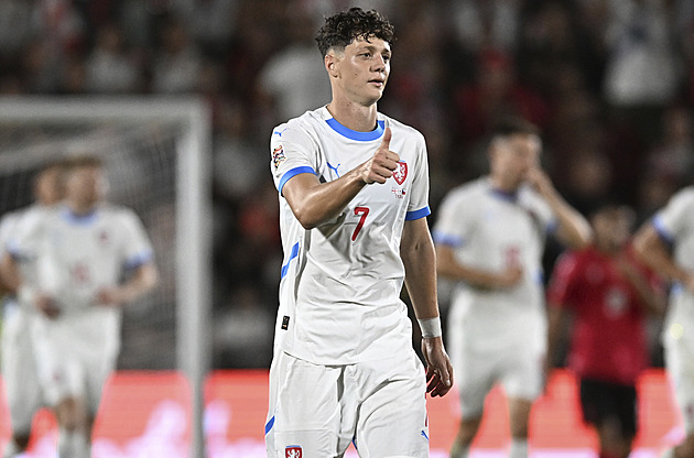 Krejčí, muž s páskou na paži. Stoper z Wolves je novým kapitánem reprezentace