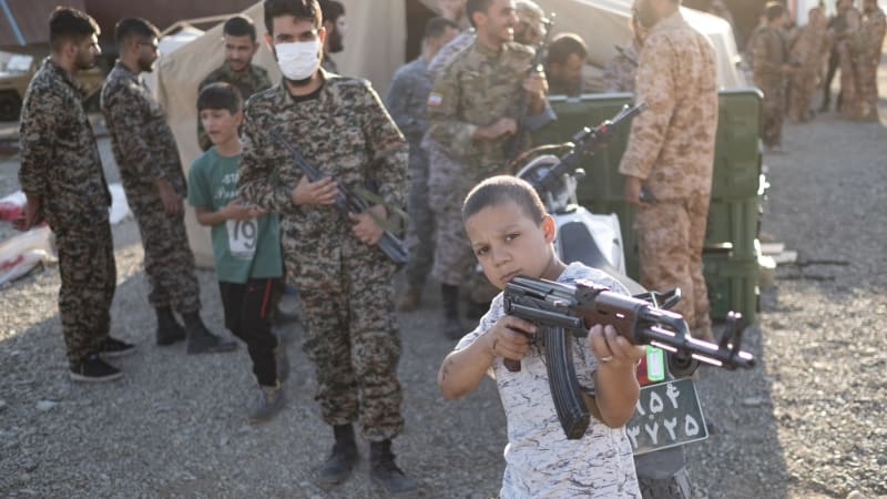 Írán volá do zbraně děti od 12 let, mají bránit vlast. Lidé to chtěli, zní z Teheránu