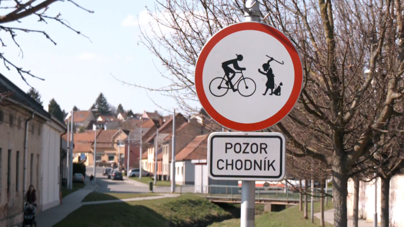 Svérázný boj s bezohlednými cyklisty ve Šlapanicích: Na značkách jim hrozí holí, zatím marně