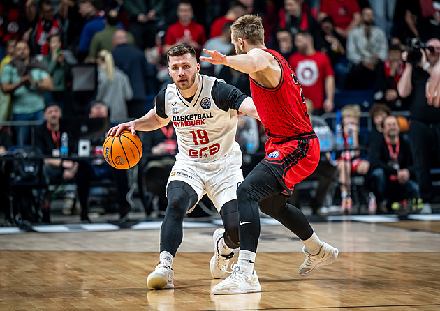 Basket ONLINE: Nymburk bojuje v bouřlivé kulise, Sehnal oslnil trefou z půlky