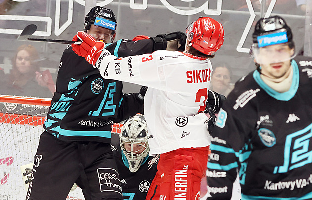 ONLINE: Sparta v Pardubicích rychle srovnává. Třinec udolal Vary a je ve finále