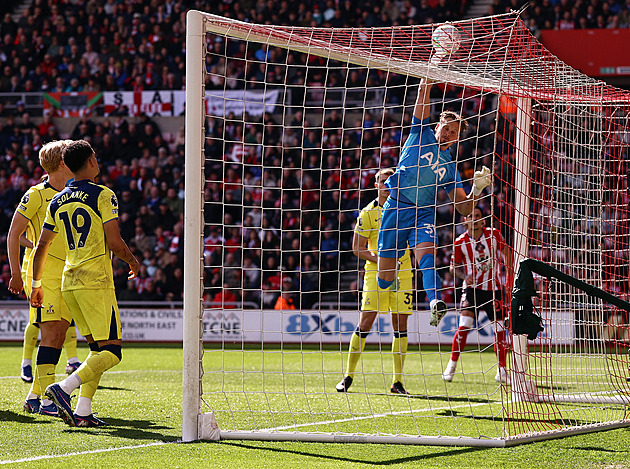 Kinský inkasoval, Tottenham je blízko sestupu. City se dál dotahuje na Arsenal