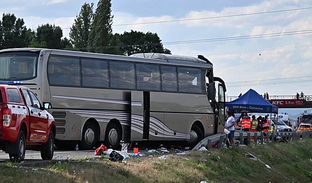 Srážka autobusu a dalších aut na dálnici D2 u Lanžhotu si vyžádala dva zraněné