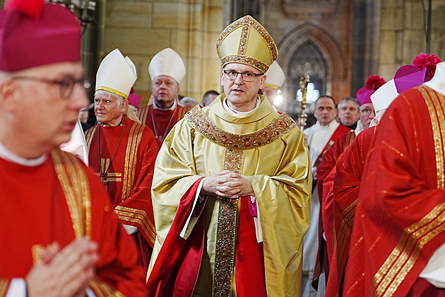 Přibyl se ujímá funkce arcibiskupa, mezi hosty prezident, politici i šlechta