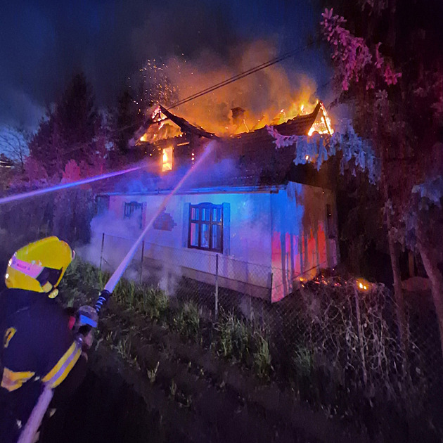 Požár střechy vyhnal lidi z rodinného domu a uzavřel dopravu na hlavním tahu