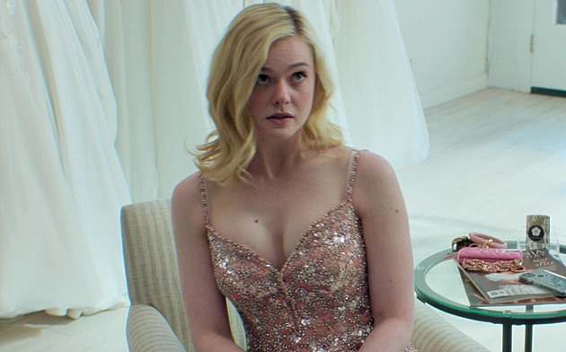 Éterická herečka Elle Fanningová překvapila diváky, v novém seriálu odhalila prsa