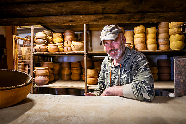 Hrnčíř z Rapšachu pálí keramiku v historické peci. Udržuje staleté tradice