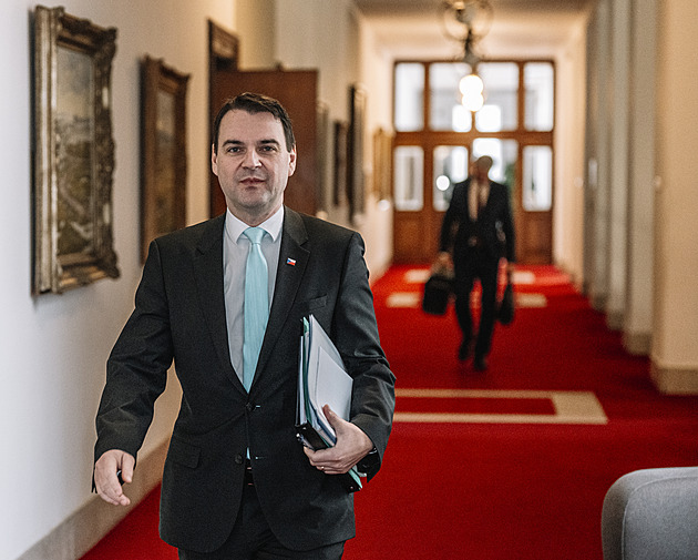 Vystrčil si vyskakuje, ať letí linkou, řekl Macinka. Jste arogantní, vyčetl mu Vondra