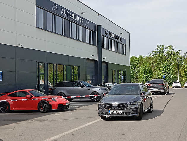 Škoda desítky milionů. Luxusní autobazar čelí podezření z podvodu a zpronevěry