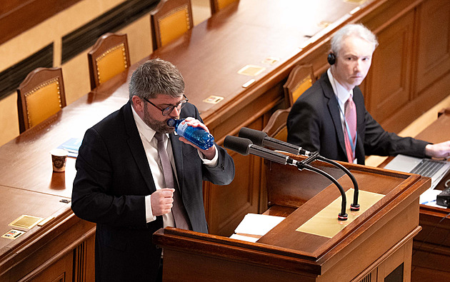 Vláda si otevírá cestu ke schodku na příští rok přes 400 miliard korun, řekl Jakob