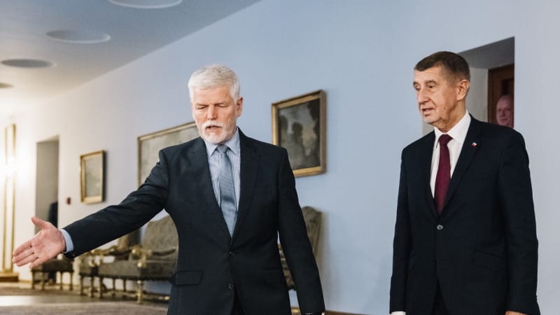 KOMENTÁŘ: Vojíne Babiši, opucujte mi boty aneb Prezident si plete politiku s Černými barony
