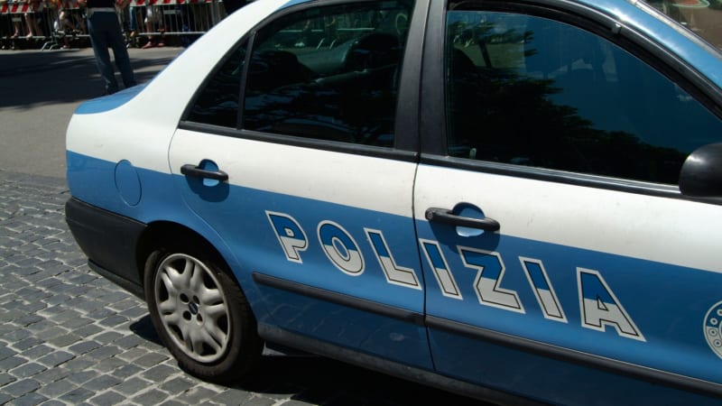 Řidič s nožem v ruce najel v italské Modeně do lidí. Na místě jsou vážně zranění