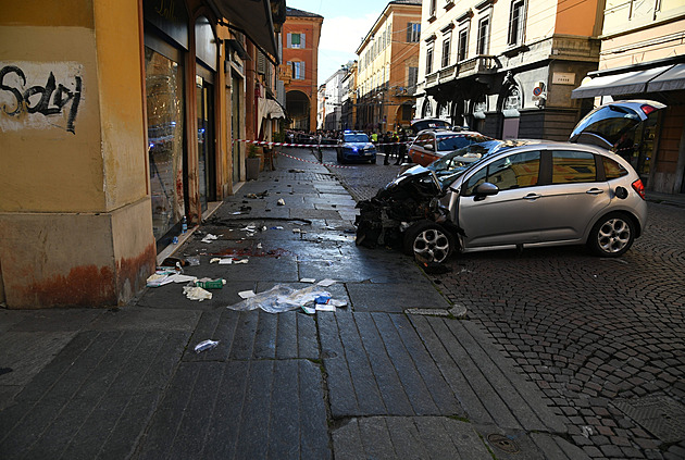 Muž v Itálii najel autem do skupiny lidí, policii unikal s nožem v ruce