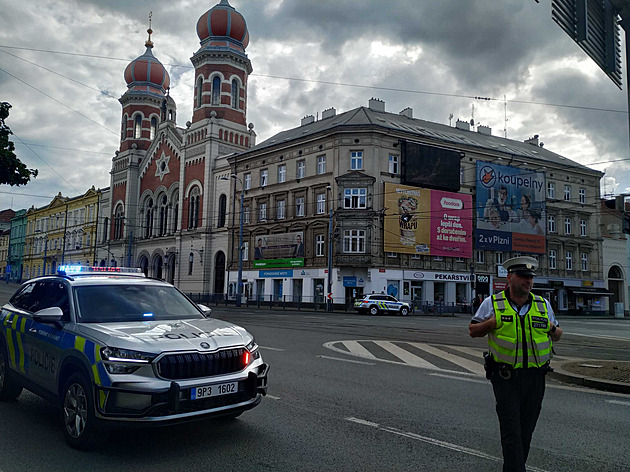 Podezřelý kufr v plzeňské synagoze prozkoumal pyrotechnik, byl neškodný