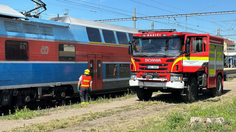 Tragédie u Českého Brodu: Vlak tam usmrtil člověka. Evakuovalo se 400 lidí