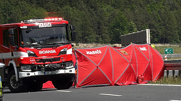 Tragédie na D6. Dva lidé zemřeli poté, co jejich auto trefilo uvolněné kolo