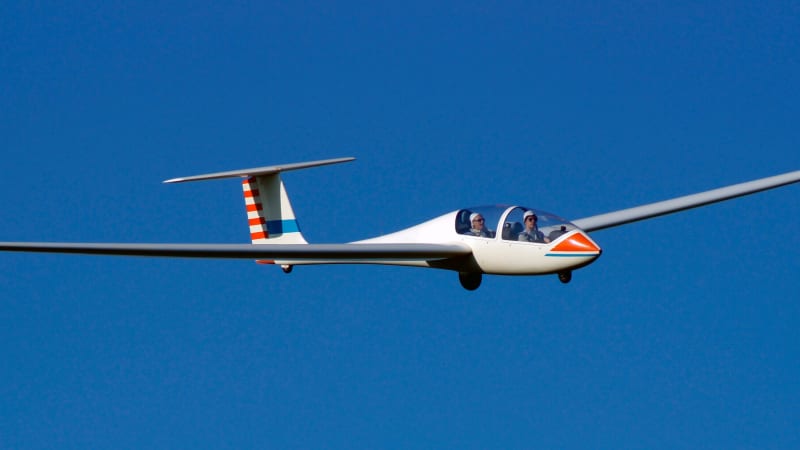 Větroň se zřítil na německou dálnici. Pilot na místě zemřel, další muž je v nemocnici