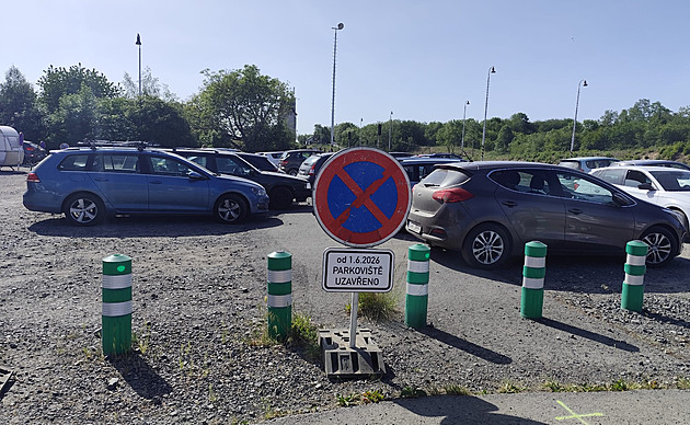 Bývá tu rychle plno. Město u Prahy teď vytížené parkoviště pro desítky aut zruší