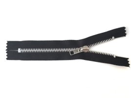 Zapomenutý patent z roku 1985 ožil. Třístranný zip mění měkké věci v pevné