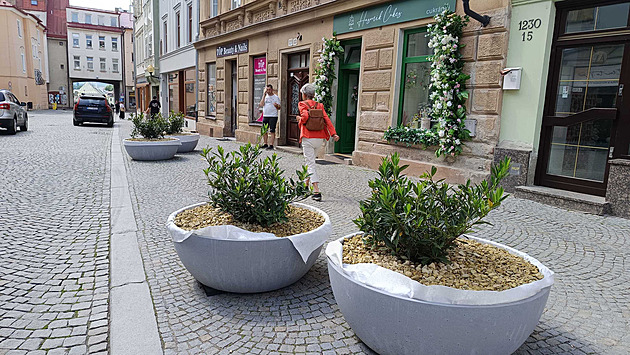 Desítky květináčů a laviček. Centrum Jihlavy ochladí a zklidní nový mobiliář