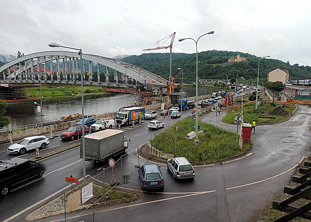 Kolaps dopravy v Ústí při opravě mostu. Řidiče zdrželo v kolonách špatné značení