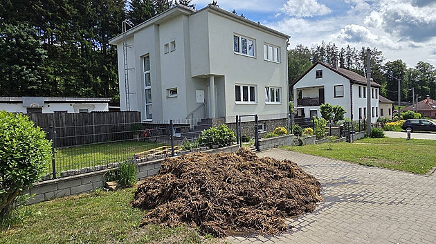 K domu někdo navezl hromady hnoje. Pomsta od vedení družstva, říkají místní