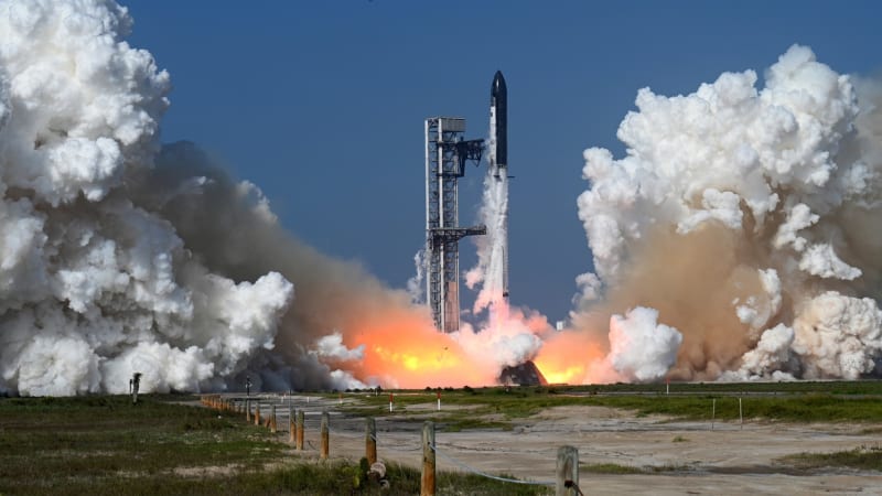 Muskův SpaceX čeká největší vstup na burzu v historii. Jak se investoři dostanou k akciím?