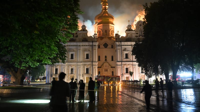 Slavný kyjevský kostel je v plamenech. Rusko cíleně ničí to, co nemůže nikdy mít, uvedl Pavel