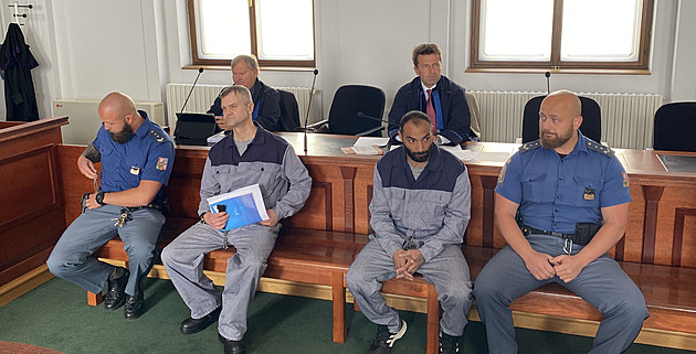 Tělo bez hlavy a vnitřností. Obžalovaní z brutální vraždy bezdomovce necítí vinu
