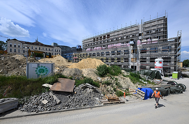 FN Olomouc dokončila hrubou stavbu nového pavilonu, ukrývá potrubní poštu i 13 výtahů