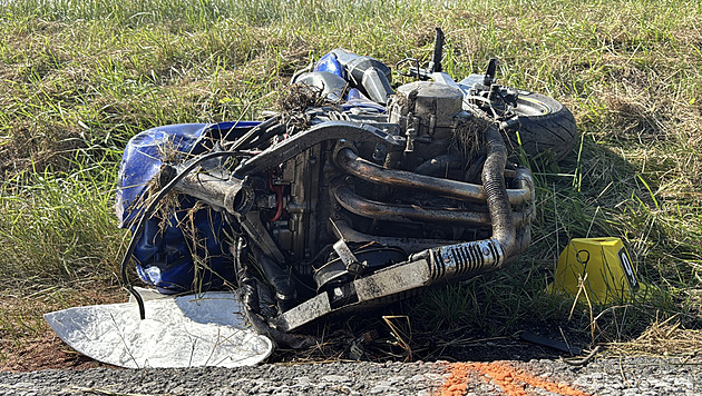 Tragická nehoda. Motorkář nepřežil srážku s osobním autem u Kamenice