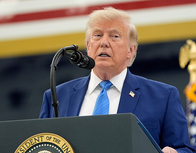 Covfefe 2.0. Trump na Den otců zveřejnil fotku cizí ženy, nikdo neví proč