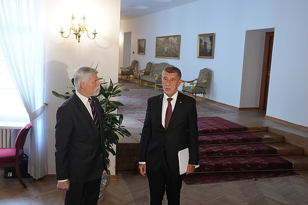 Vláda rozhoduje o delegaci na summit NATO. Když nevezme i Pavla, hrozí jí žaloba