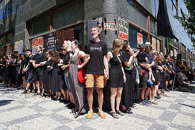 Čapek, Tyranie i minuta ticha. ČT a ČRo protestovaly proti změně financování