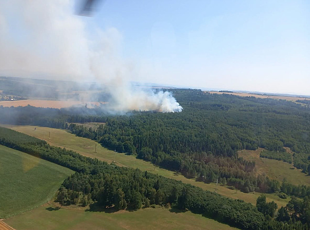 Na Opavsku stále hoří les. Plameny se však podařilo zkrotit, už se nešíří