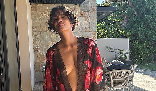 Zatraceně sexy. Herečka Halle Berry oslavila 60. Kašlu na to, vzkázala