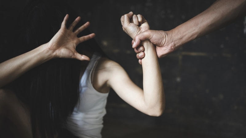 Týral zvířata i partnerku se synem. Muži z Prahy hrozí osm let, násilí zachytily kamery